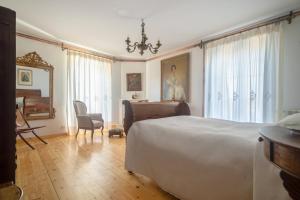 Tempat tidur dalam kamar di 8 bedrooms house with enclosed garden and wifi at Sardon de Duero