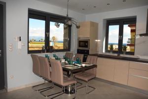 Kuchyň nebo kuchyňský kout v ubytování PEGASUS sea view Luxury apartments