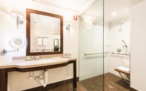 y baño con lavabo y ducha. en Hotel Santa Barbara en Santa Bárbara