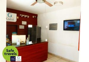 a shop with a cash counter and a tv on the wall at Hotel Guivá Huatulco in Santa Cruz Huatulco