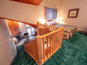 um quarto de hotel com uma cama e uma escada em Fairmont Hot Springs Resort em Fairmont Hot Springs