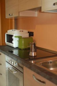 encimera de cocina con microondas y fregadero en A Ca di Piè, en Arcola