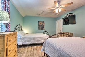 En eller flere senge i et værelse på Beachside Getaway - Walk to Gulf, Pier and Casino!