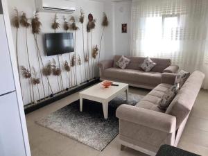 sala de estar con sofá y mesa en Manzara House, en Kalkan