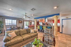 Zona d'estar a Elegant Home with Pool Table 3 Miles to The Strip!