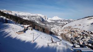 une station de ski dans la neige sur une montagne dans l'établissement Surega - Idyllic Farmhouse, à San Cassiano