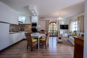 A kitchen or kitchenette at Appartamento San Teodoro centro
