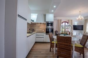 A kitchen or kitchenette at Appartamento San Teodoro centro