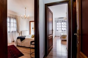 A bed or beds in a room at Appartamento San Teodoro centro