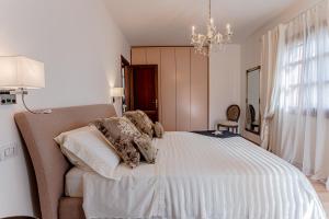 A bed or beds in a room at Appartamento San Teodoro centro