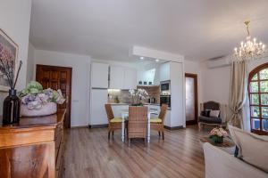 A kitchen or kitchenette at Appartamento San Teodoro centro