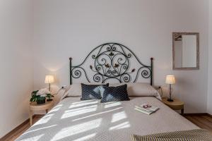 A bed or beds in a room at Appartamento San Teodoro centro