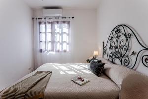 A bed or beds in a room at Appartamento San Teodoro centro