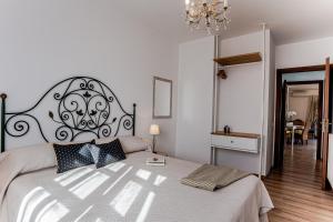 A bed or beds in a room at Appartamento San Teodoro centro