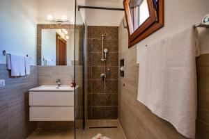 A bathroom at Appartamento San Teodoro centro Még 37 kép