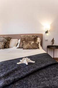 A bed or beds in a room at Appartamento San Teodoro centro