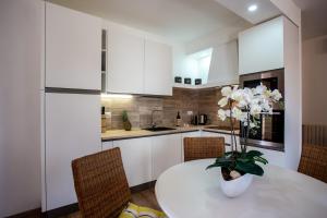A kitchen or kitchenette at Appartamento San Teodoro centro