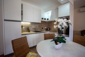 A kitchen or kitchenette at Appartamento San Teodoro centro