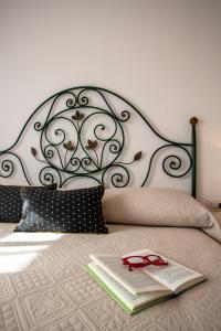 A bed or beds in a room at Appartamento San Teodoro centro