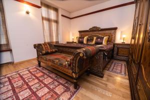 una camera con un letto d'epoca e un divano di Heart of Ferhadija a Sarajevo