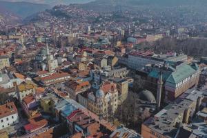 eine Luftansicht einer Stadt mit Gebäuden in der Unterkunft Heart of Ferhadija in Sarajevo