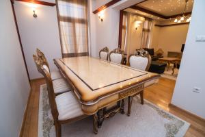 una sala da pranzo con tavolo e sedie di Heart of Ferhadija a Sarajevo