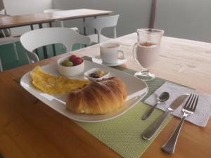 un plato de comida con un cruasán en una mesa en Casa D´Cristhi, en Puerto Baquerizo Moreno