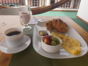 un plato con una taza de café y un plato de comida en Casa D´Cristhi, en Puerto Baquerizo Moreno