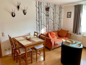 un soggiorno con un tavolo e un divano di Ferienwohnung 'Alte Schmiede' a Teningen