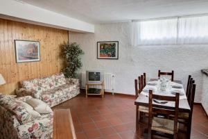 a living room with a table and a couch at A casa di Cinzia in Forte dei Marmi