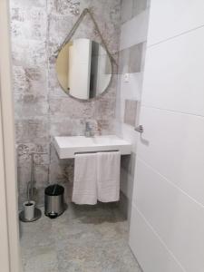 een badkamer met een wastafel en een spiegel bij Hostal Restaurante Casa Isabel in Gamonal