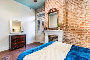 French Quarter 2BD Apt - 3 Blocks from Bourbon St.