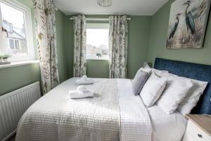 um quarto com uma cama com duas toalhas em Newly renovated Old bakery House in Bath, 3 Bedroom, FREE Parking em Bath