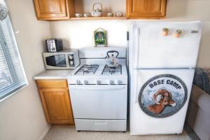 A kitchen or kitchenette at Mt Williamson Motel and Basecamp