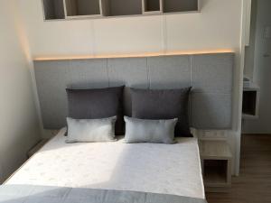 Llit o llits en una habitació de Inviting Mobile Home in Auw near Lake, City Centre