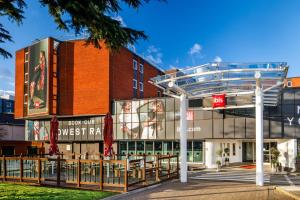 a large building with a lot of windows at ibis London Heathrow Airport in Hillingdon