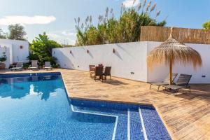 basen ze stołem, krzesłami i parasolem w obiekcie Casa de campo Canoret, Benissa, Alicante , Spain w mieście Benissa