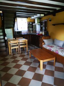 uma sala de estar com um sofá e uma mesa em Finca Josefina em Miengo