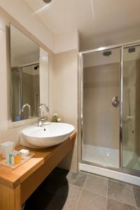 uma casa de banho com um lavatório e um chuveiro em Hotel Meublè Sertorelli Reit em Bormio