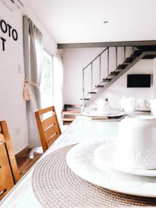 um quarto com uma mesa com um prato branco em DEVOTO LOFT em Buenos Aires