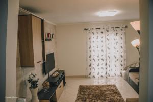 una piccola camera con TV e soggiorno di Green Valley House Madeira a Ribeira Brava