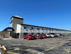 un grand bâtiment avec des voitures garées dans un parking dans l'établissement Motel 6-Green Bay, WI - Lambeau, à Green Bay