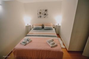 un letto in una stanza con due asciugamani di Green Valley House Madeira a Ribeira Brava