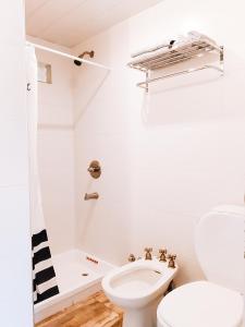 DEVOTO LOFT في بوينس آيرس: حمام ابيض مع مرحاض ودش