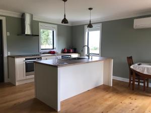 Kuchyň nebo kuchyňský kout v ubytování Kepler Oaks Chalet