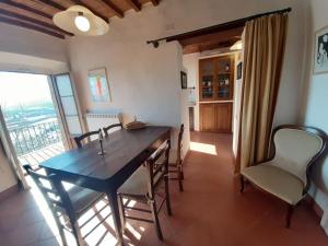 - une salle à manger avec une table et des chaises en bois dans l'établissement Belvilla by OYO Vista dalla Terrazza, à Montecastelli