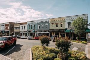 The Oak Hollow - Historic Downtown Rogers