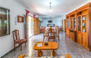 jadalnia ze stołem i krzesłami w obiekcie Nice Home In Montoro With Kitchenette w mieście Montoro