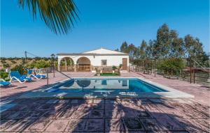 una casa con piscina en un patio en Nice Home In Montoro With Kitchenette, en Montoro