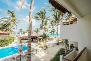 Bazén v ubytování Petit Lafitte Beach Front Hotel & Bungalows nebo v jeho okolí